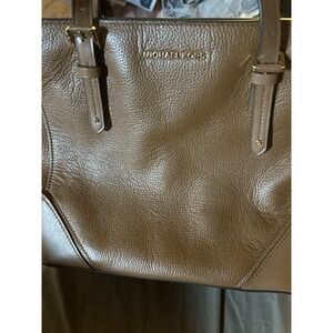 Michael Kors Jet Set Travel Medium Tote Pebbled Leather Taupe Zip Top 30H9GXAT3L